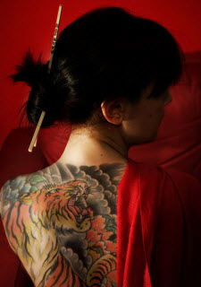 Tatuering på ryggen med tigermotiv